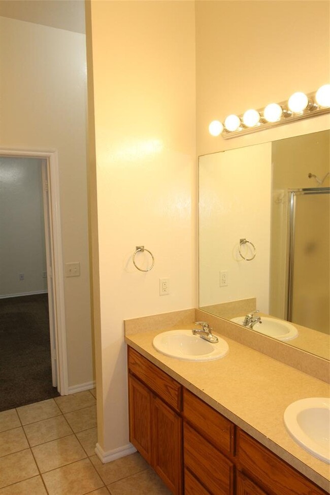 Building Photo - 512 Woodsong Dr
