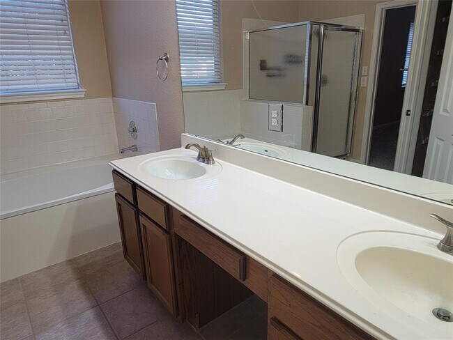 Building Photo - 2100 Pipers Field Dr