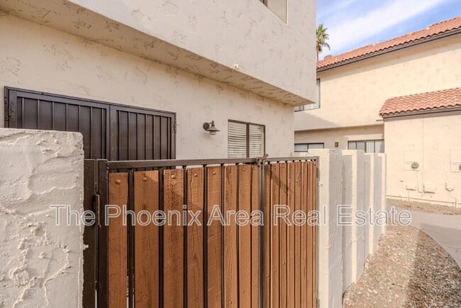 Building Photo - 2985 N Oregon St