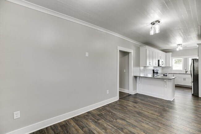 Building Photo - 4615 S Lee St