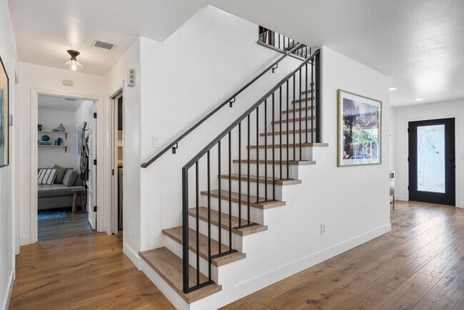 Building Photo - Find a piece of serenity in Historic Old Bend! (Unfurnished)