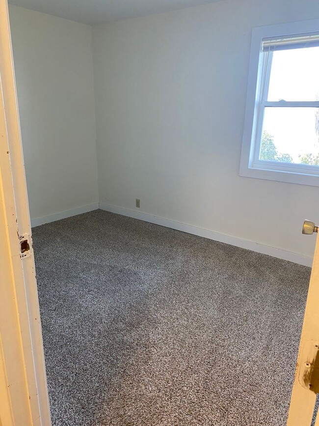 Building Photo - 2 Bed 1 Bath LAKE RENTAL