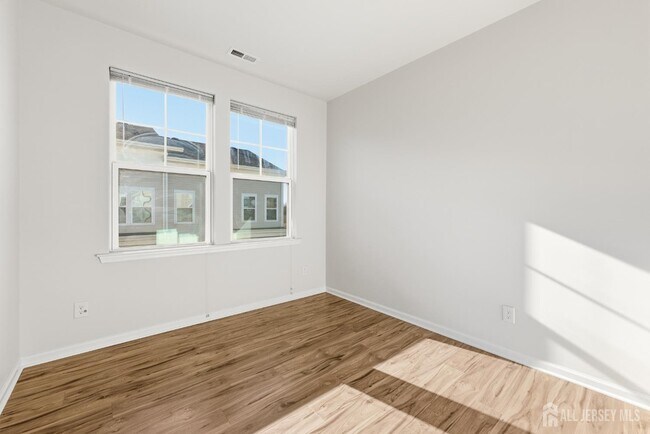 Building Photo - 6 Bond St