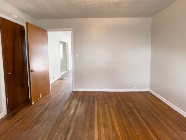 Building Photo - Cozy 1 bedroom, Close to Campus