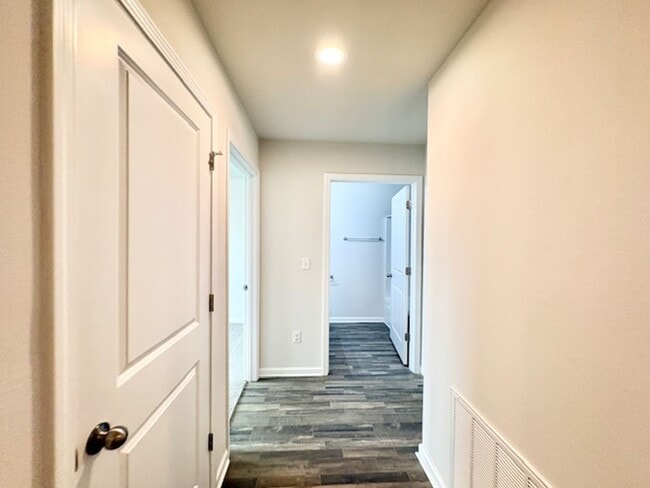 Building Photo - 462 Whispering Creek Ave