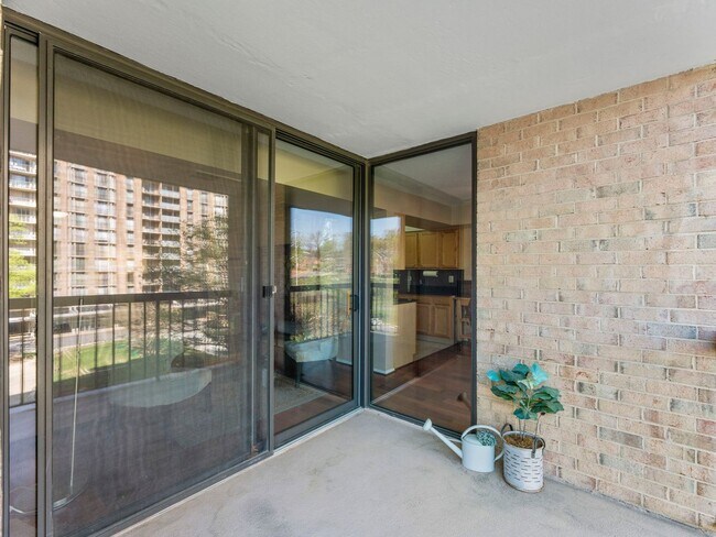 Building Photo - This beautiful 1 bed, 1 bath condo with ov...