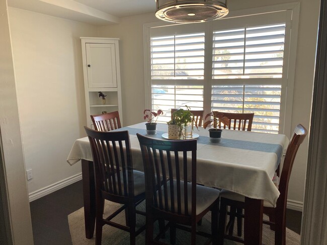 Building Photo - Beautiful Single-Story 2 Bedroom, 1 Bath w...