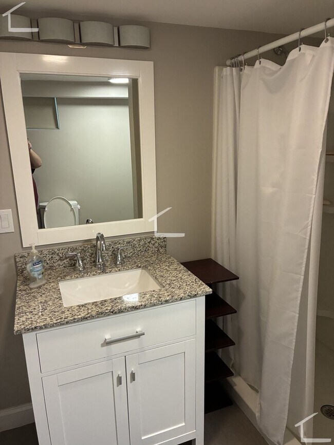 Building Photo - Rent a House in Newton 4bed/2.5 Bath - Parking included!