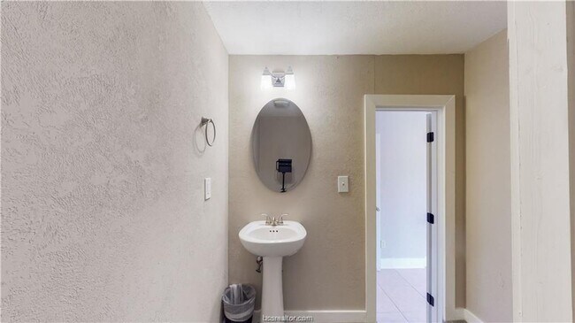 Building Photo - HUGE 4/4 in Eastgate!!