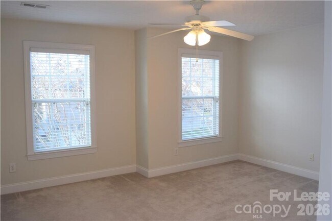 Building Photo - Stylish Braxton Gate Townhome with Garage & Main-Level Primary Suite