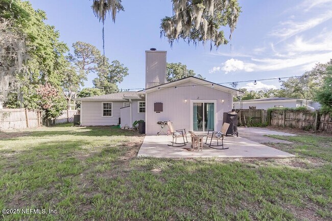 Building Photo - 1358 Hollyhock Cir