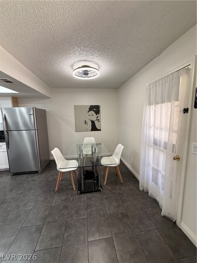 Building Photo - 5576 W Rochelle Ave.