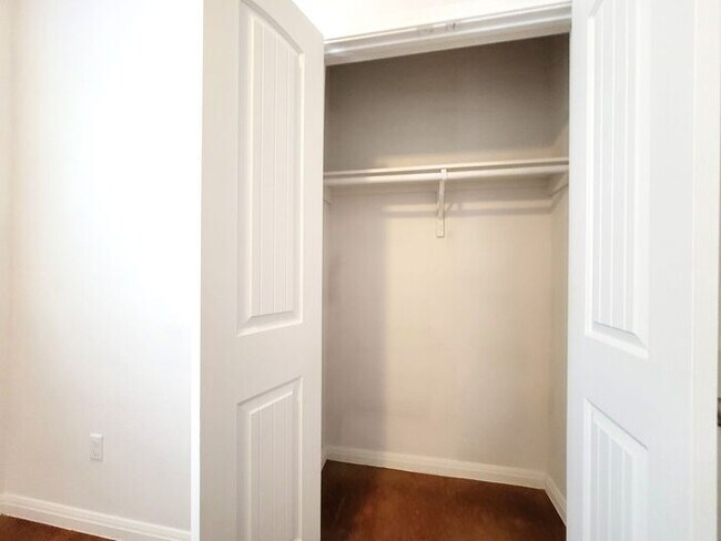 Building Photo - **Gorgeous 3 Bedroom 2 Bathroom Home in Au...
