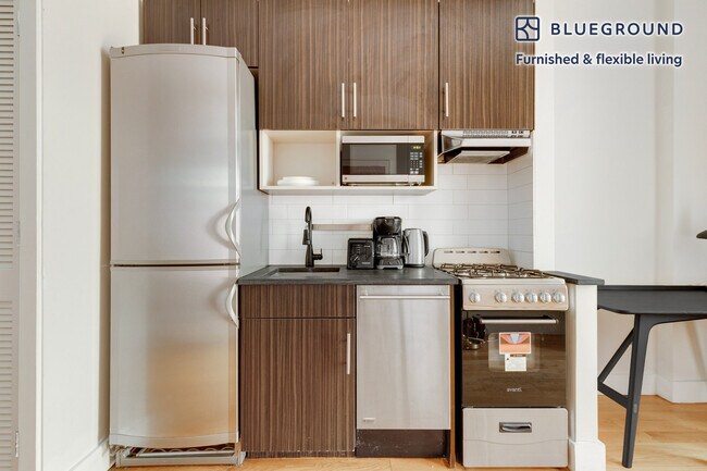 Building Photo - 515 W 47th St