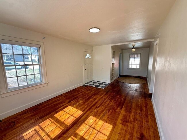 Building Photo - 730 S Littler Ave