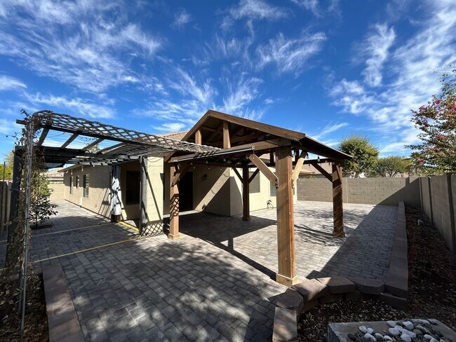 Building Photo - 14527 W Gelding Dr