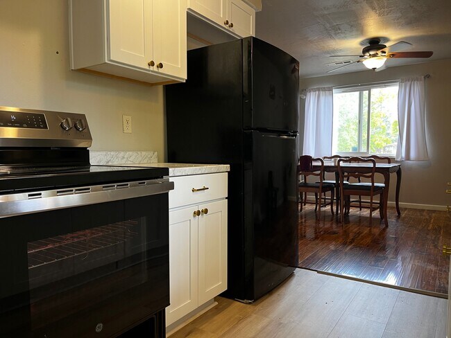 Building Photo - 925 Olympic Ave