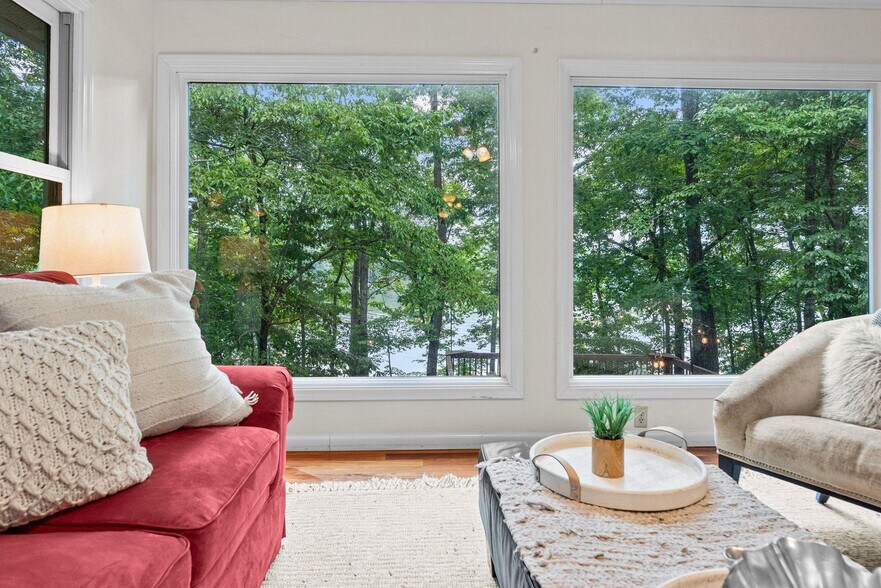 Building Photo - 723 Shorewood Cir