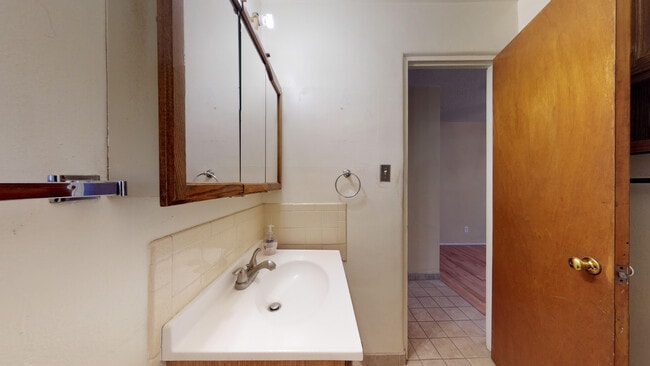 Building Photo - UPTOWN 3/BD 2/BA 1/CP WORKSHOP