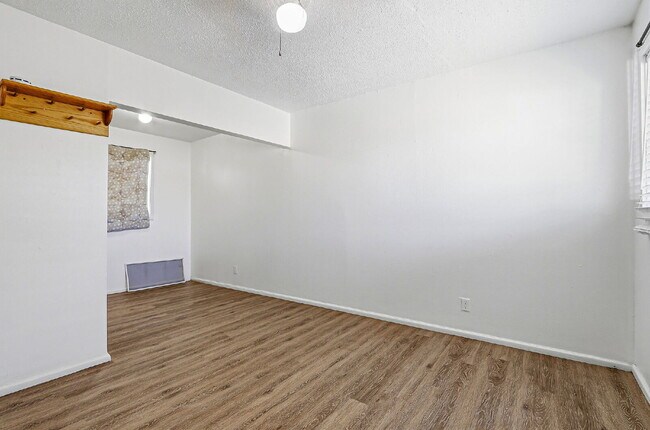 Building Photo - 79904$600 rent. Water and trash included in this 1 bedroom 1 bath apartment.