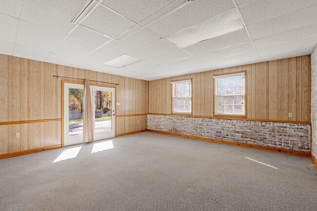 Building Photo - Charming 3 Bedrooms, 1.5 Bath Ranch Home Minutes From Lake Cooley