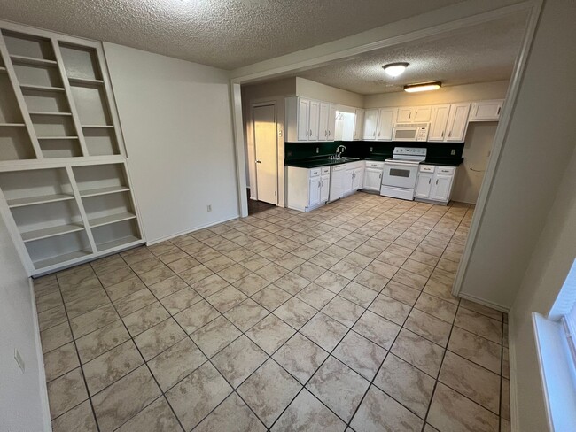 Building Photo - Nice 3 Bed 2 Bath 2 Car Garage Home, Total Electric