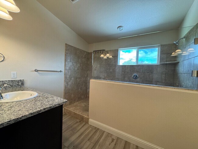 Building Photo - 391 Maclure Ave