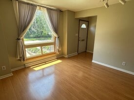 Building Photo - 2526 E Stratford Ct