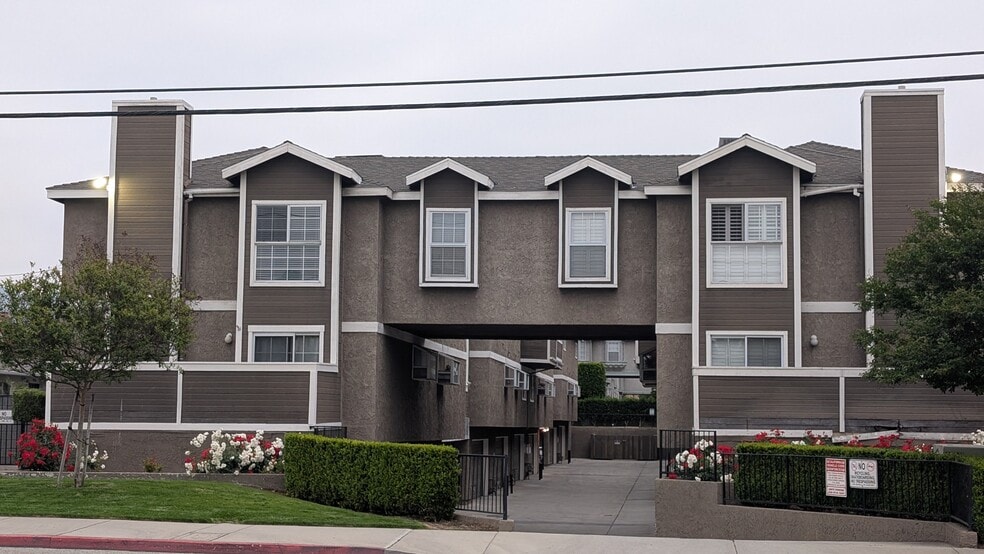 Primary Photo - 1300 S Mayflower Ave
