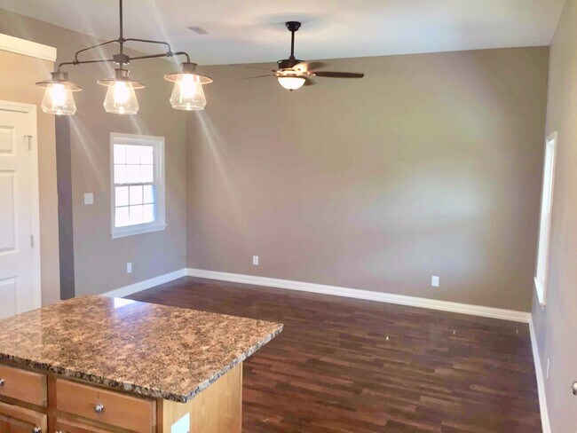 Building Photo - Renovated Germantown House in Great Location