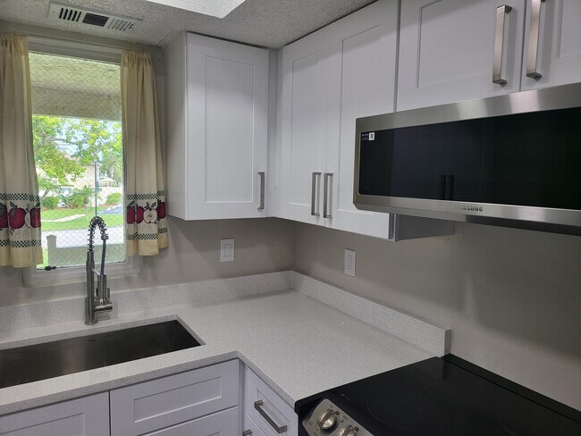Building Photo - 1562 SE Royal Green Cir