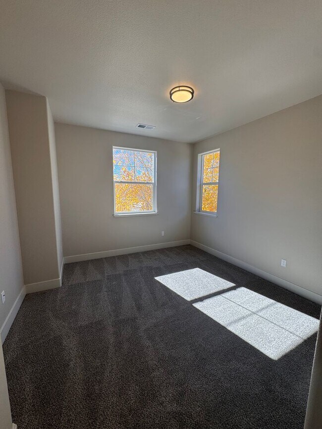 Building Photo - NEW! 3/2.5/2 Townhome in Gardnerville