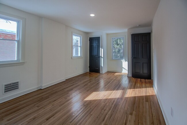 Building Photo - RENOVATED & READY FOR MOVE IN! COZY 2 BEDR...