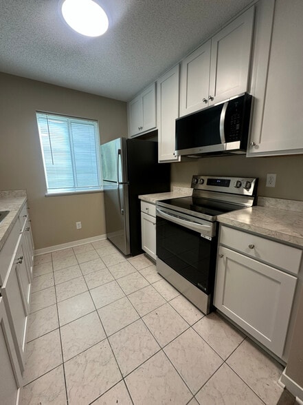 Building Photo - 8511 Cardiff Ln