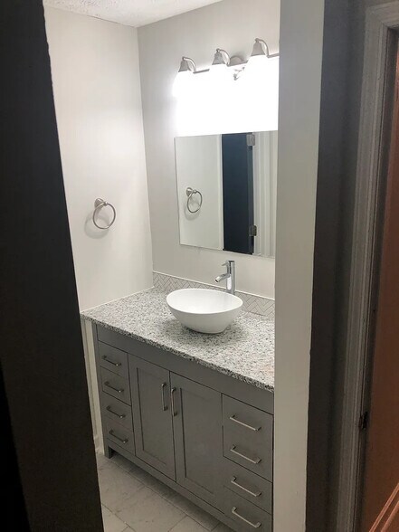 Building Photo - Room in Townhome on Pine Tree Trail