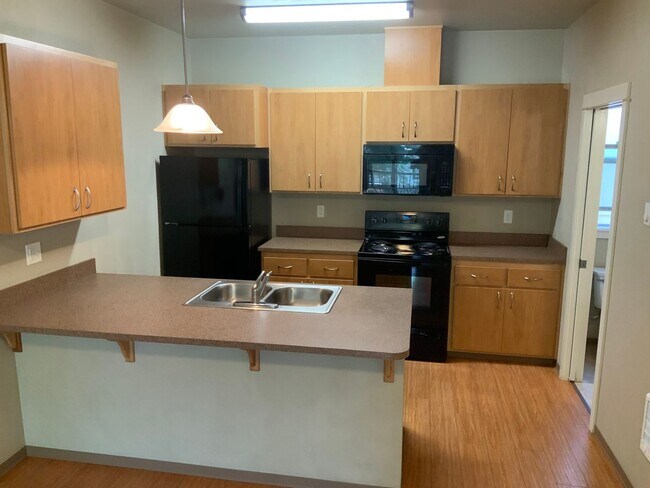 Building Photo - Move In Special!!  Close to Campus on 14th...