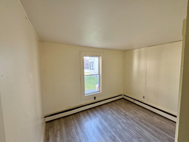 Primary Photo - 325 Main St