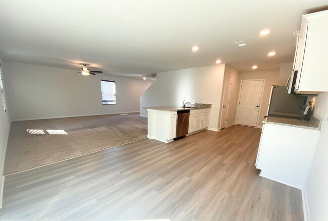 Building Photo - BETTER THAN NEW!