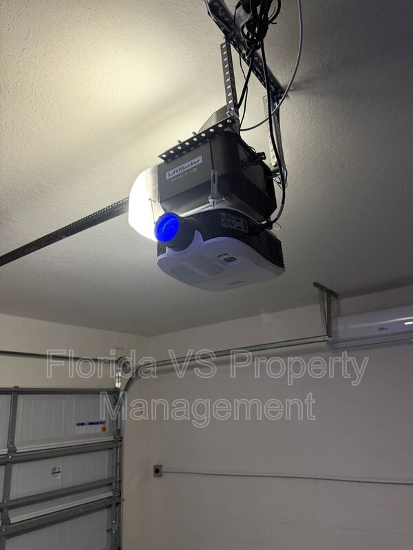 Building Photo - 804 Horsetail Dr