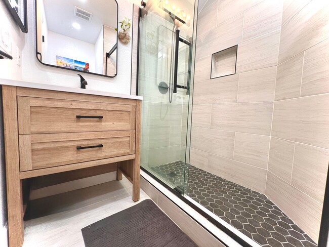 Building Photo - Gorgeous Serrano home in gated community c...