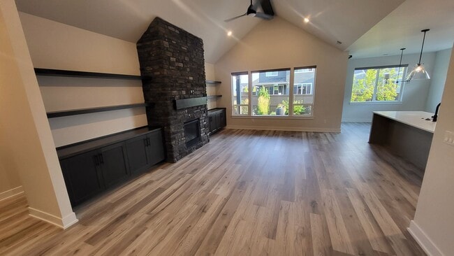 Building Photo - 4 BR/2.5 BA Single-Level home at Trailside