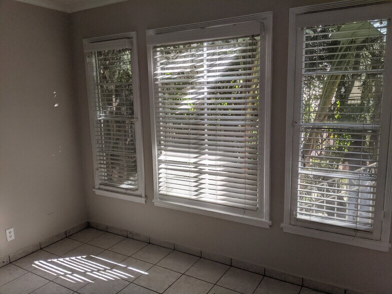 Building Photo - 451 N Oakhurst Dr