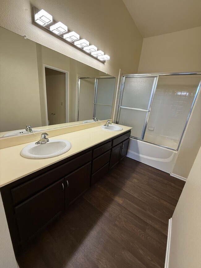 Building Photo - Lovely 2 Bedroom, 2 Bath First-Floor Condo...