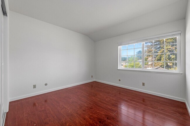 Building Photo - 5 bed/2.5 bath single family home in W. Sa...