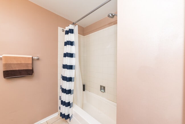 Building Photo - 212 E Cullerton St