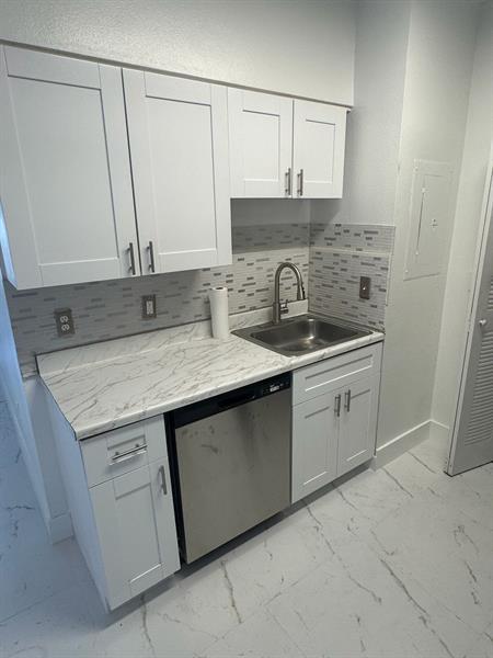 Building Photo - 3221 Sabal Palm Manor