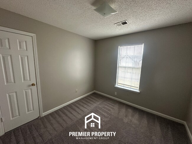 Building Photo - Cozy 3-Bedroom Memphis Rental with Brick Fireplace, High Ceilings & Fenced Yard