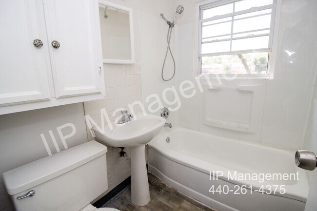 Building Photo - 450 Kenwood Dr