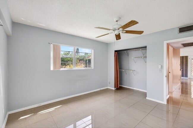 Building Photo - 116 Mansfield C