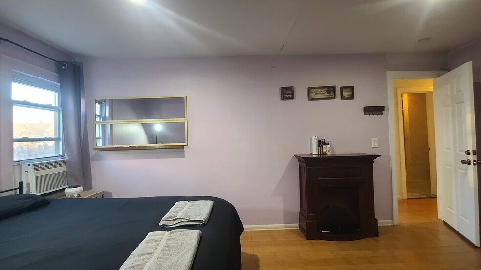 Building Photo - 42 49th St